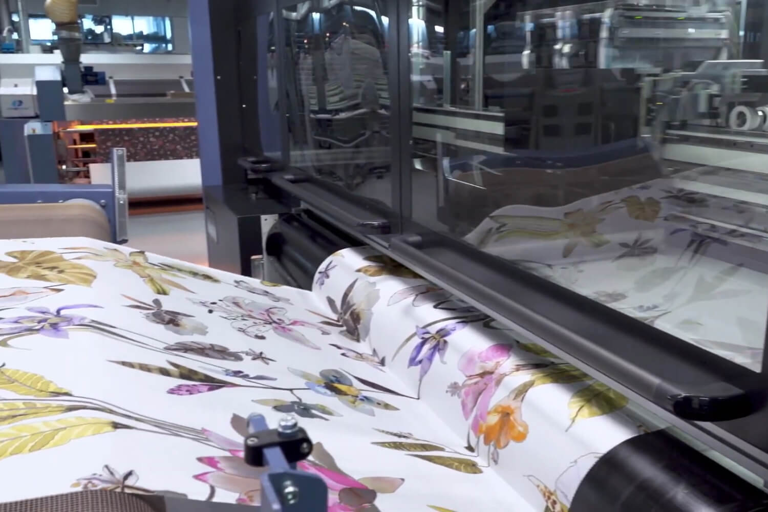 Seorang Desainer Tekstil Sedang Bekerja Di Depan Mesin Printer Dtg Dalam Model Bisnis Digital Printing.
