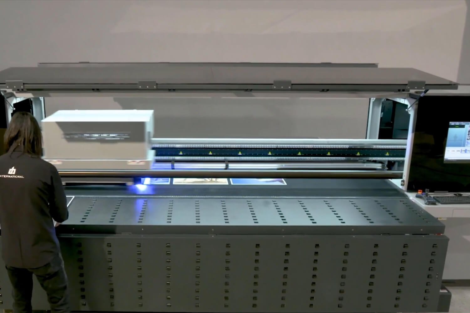 Printer Uv Liyu Hybrid Cetak Roll To Roll Dan Flatbed.