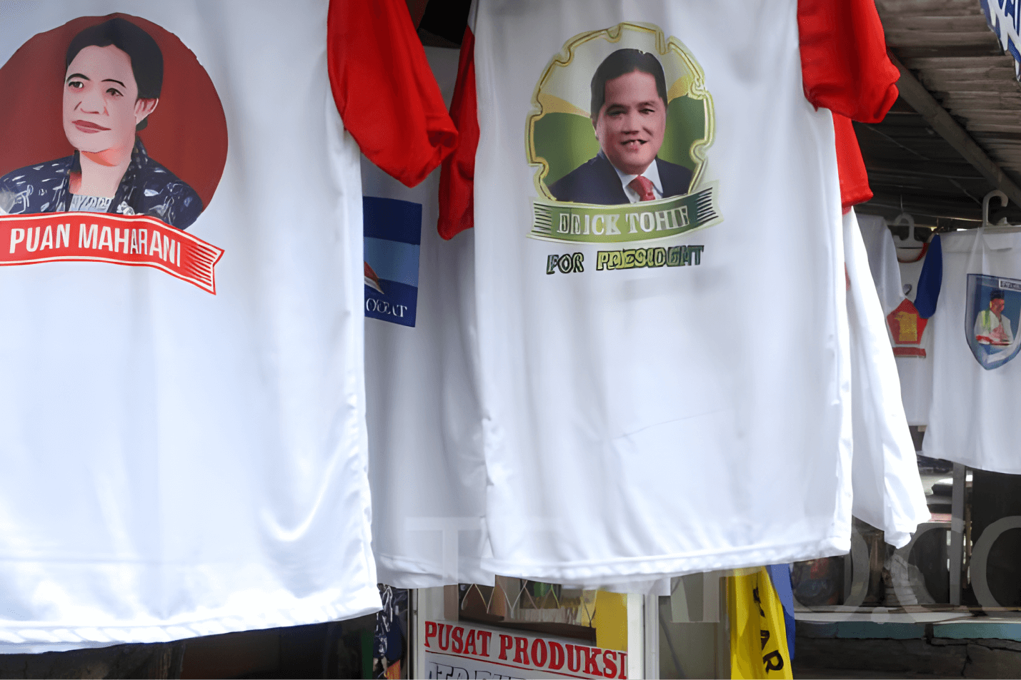 Koleksi Merchandise Pemilu Di Jalan Raya.