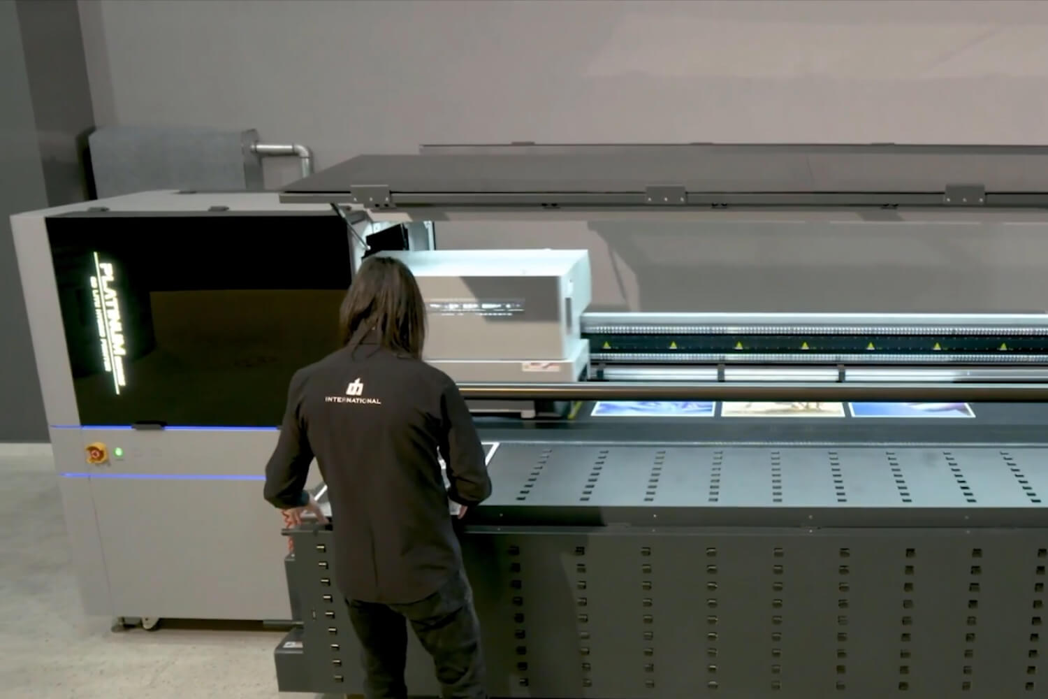 Printer Uv Hybrid Mencetak Di Media Datar Dan Gulungan.