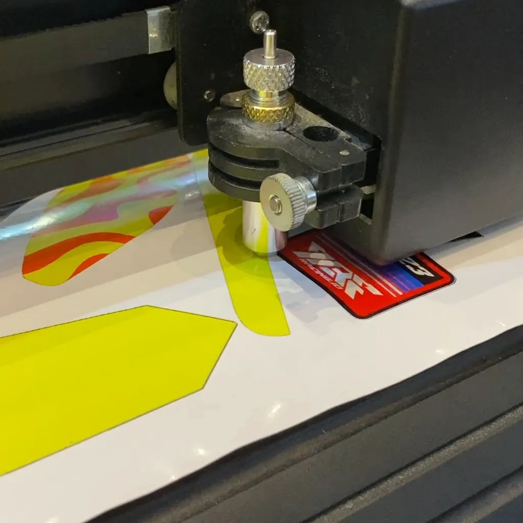 Mesin Cutting Sticker Menunjukkan Presisi Dan Akurasi Dalam Pemotongan.