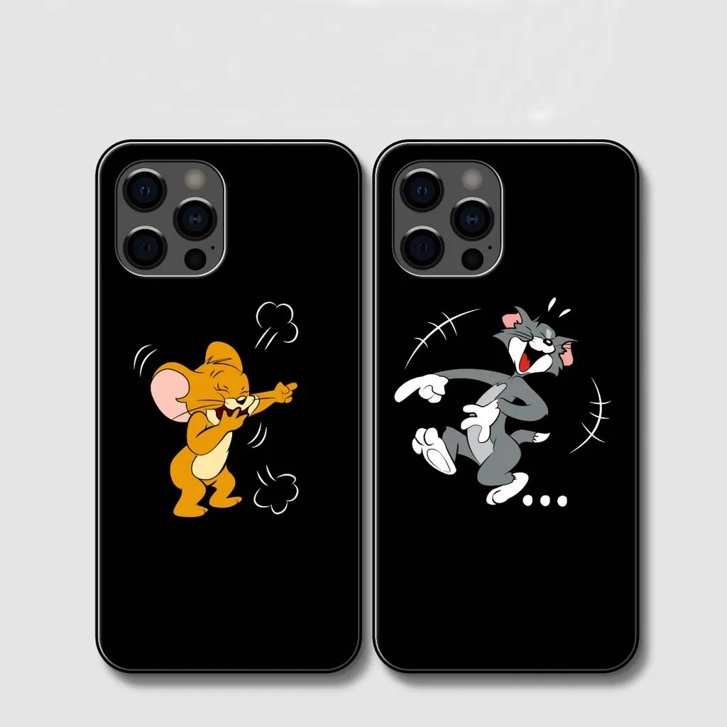 Custom Phone Cases Yang Menampilkan Karakter Kartun Dengan Latar Belakang Hitam, Menampilkan Aksesori Gadget Yang Dipersonalisasi.