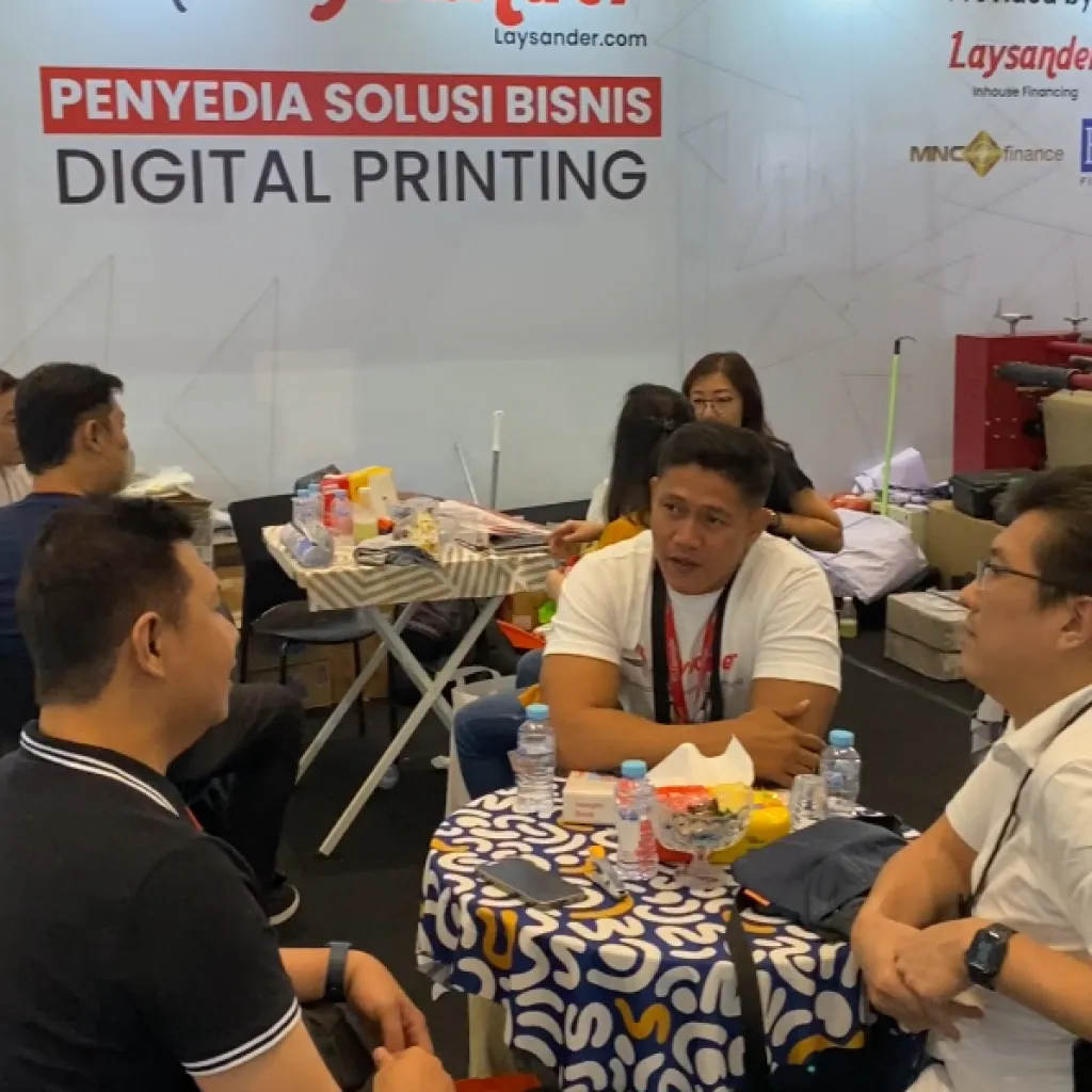 Diskusi Antara Tim Laysander Dan Pelanggan Sebagai Fondasi Kepercayaan Dalam Bisnis Digital Printing.