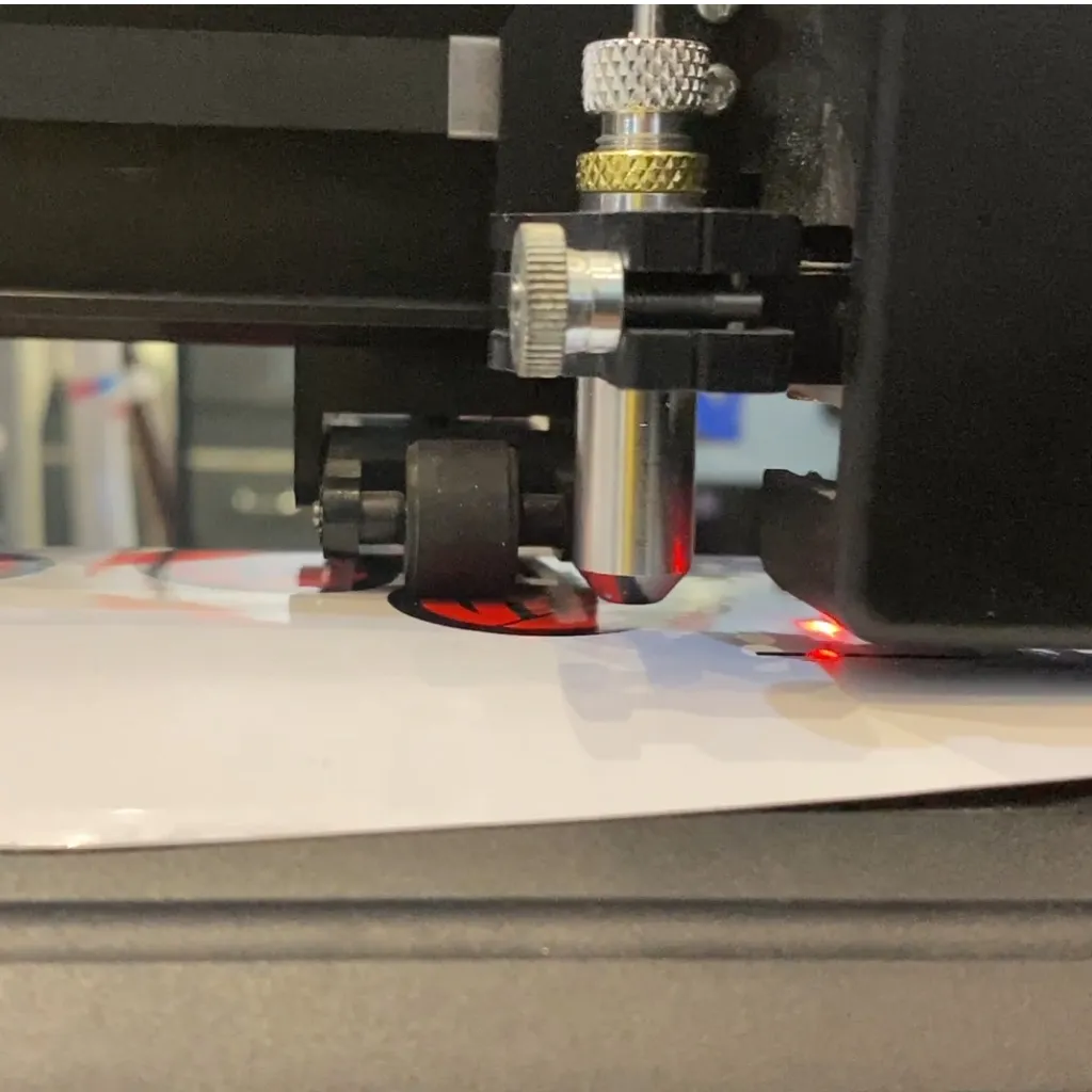 Teknologi Canggih Pada Mesin Cutting Sticker Laysander Yang Meningkatkan Efisiensi Dan Akurasi.