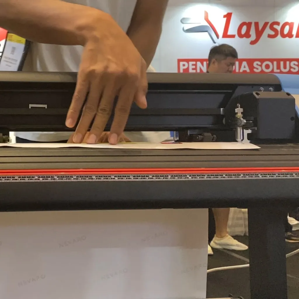 Pelatihan Penggunaan Mesin Cutting Sticker Laysander Oleh Teknisi Profesional.