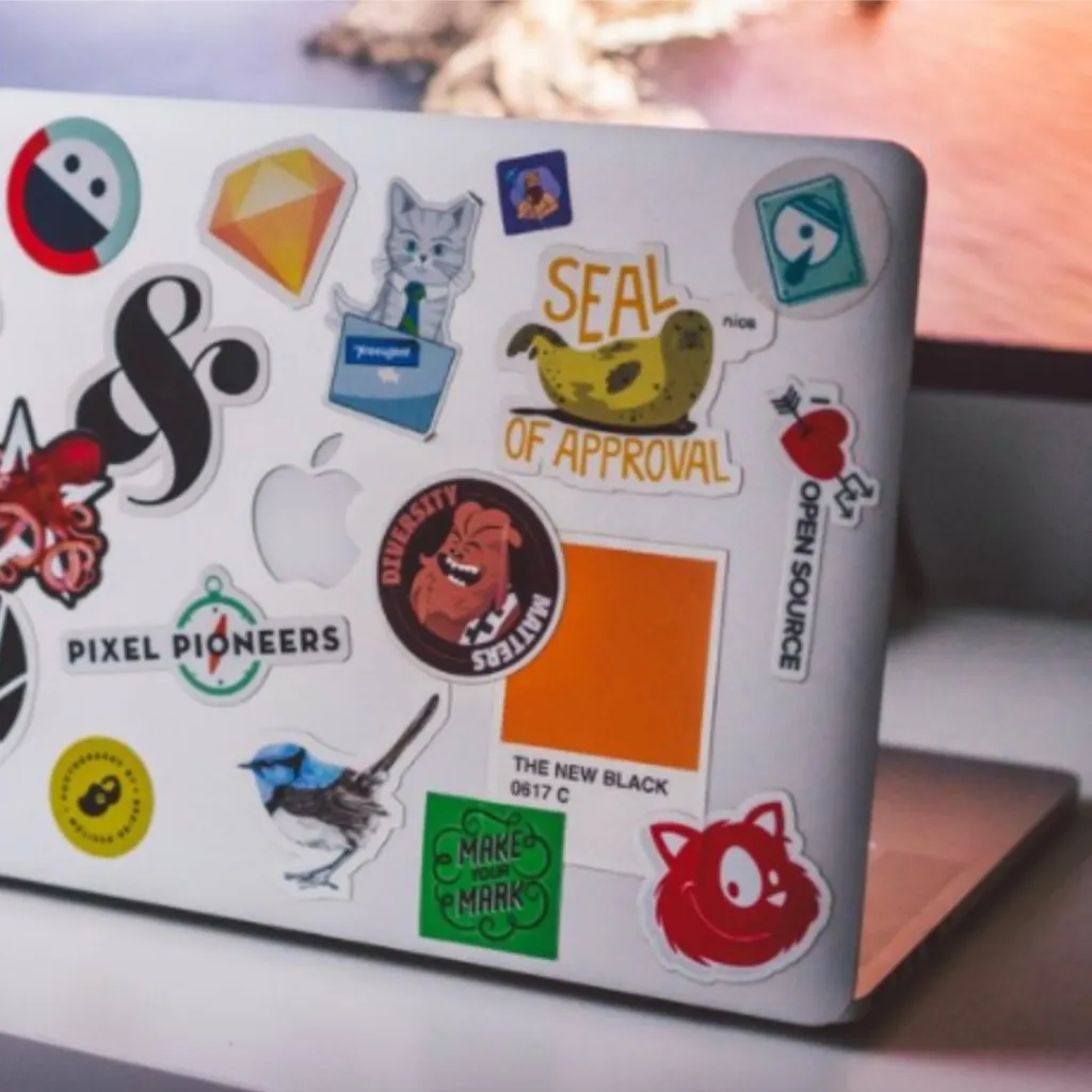 Laptop Yang Dipersonalisasi Dengan Berbagai Sticker Unik Dari Proyek Diy.
