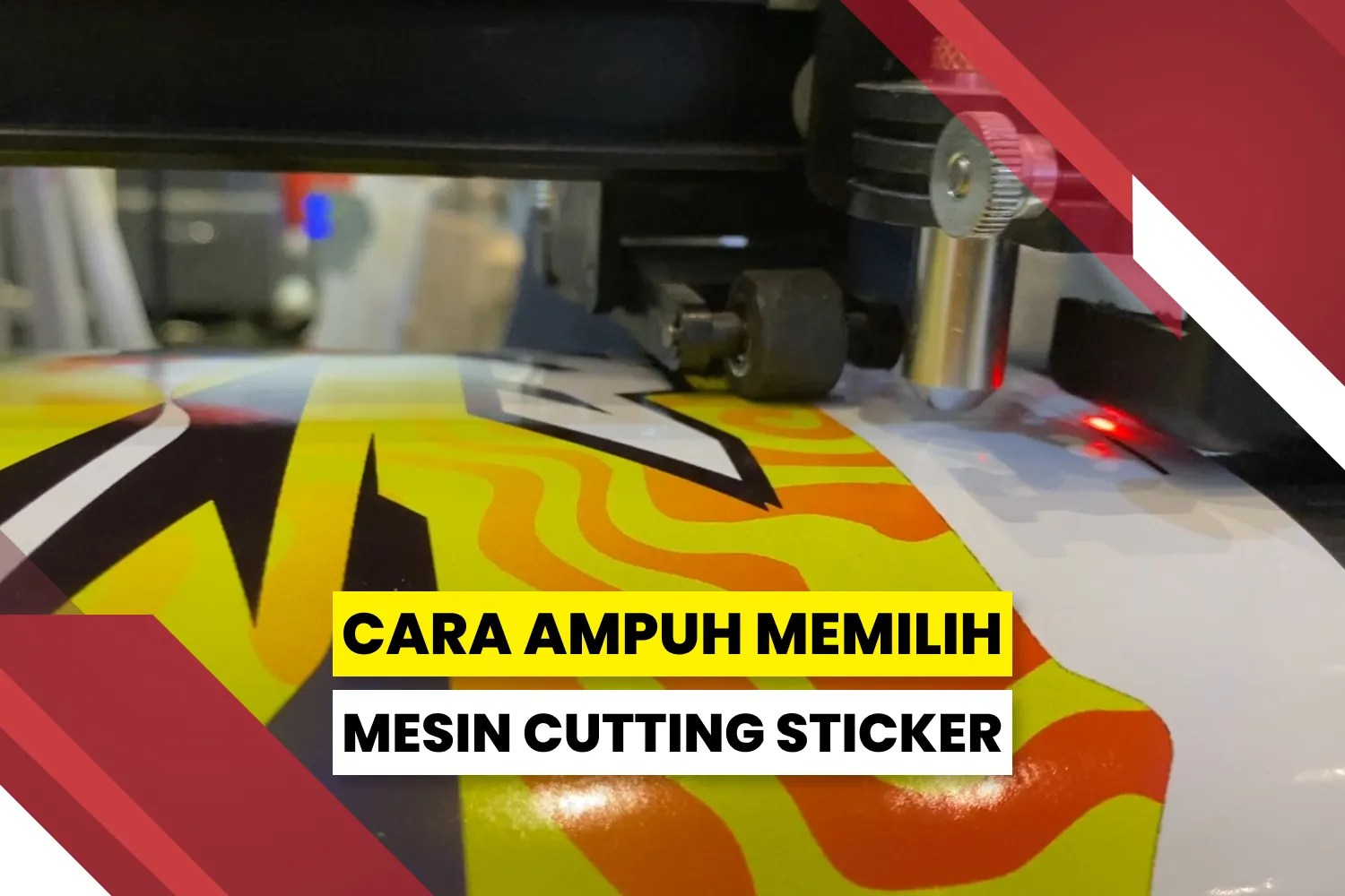 Mesin Cutting Sticker Sedang Memotong Desain Warna-Warni Untuk Keperluan Bisnis.