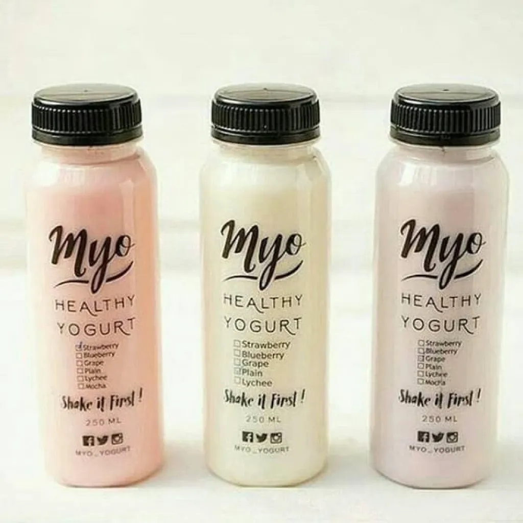 Botol Yogurt Dengan Label Stiker Transparan Yang Menampilkan Branding Bersih Dan Profesional.
