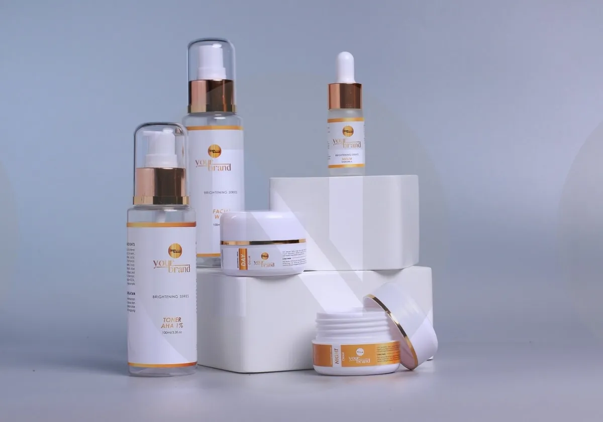 Rangkaian Produk Skincare Dengan Brand Kustom Tersusun Rapi Sebagai Contoh Layanan Maklon Skincare.