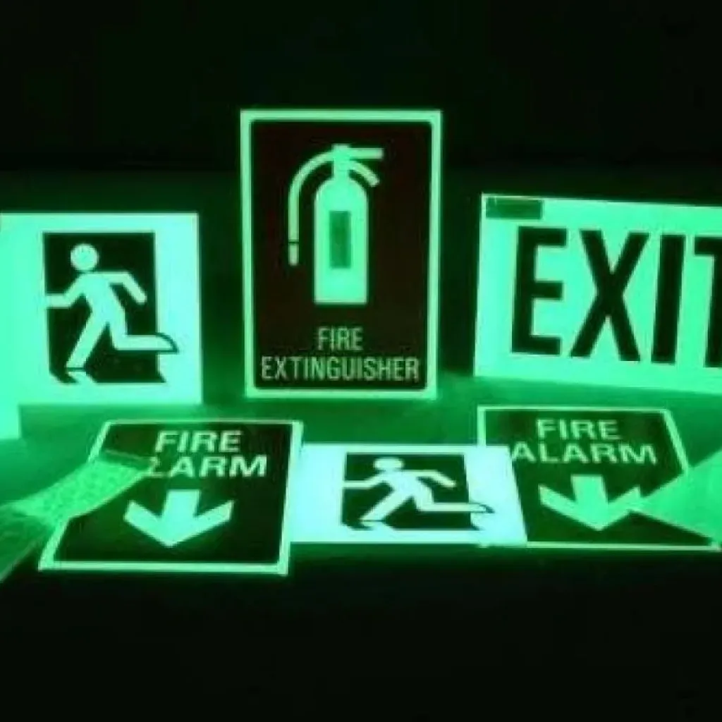 Koleksi Stiker Fosfor 'Glow In The Dark' Untuk Tanda Keselamatan Yang Dapat Memancarkan Cahaya Dalam Gelap.