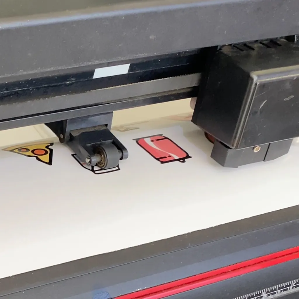 Mesin Cutting Sticker Menggunakan Teknologi Auto Contour Cut