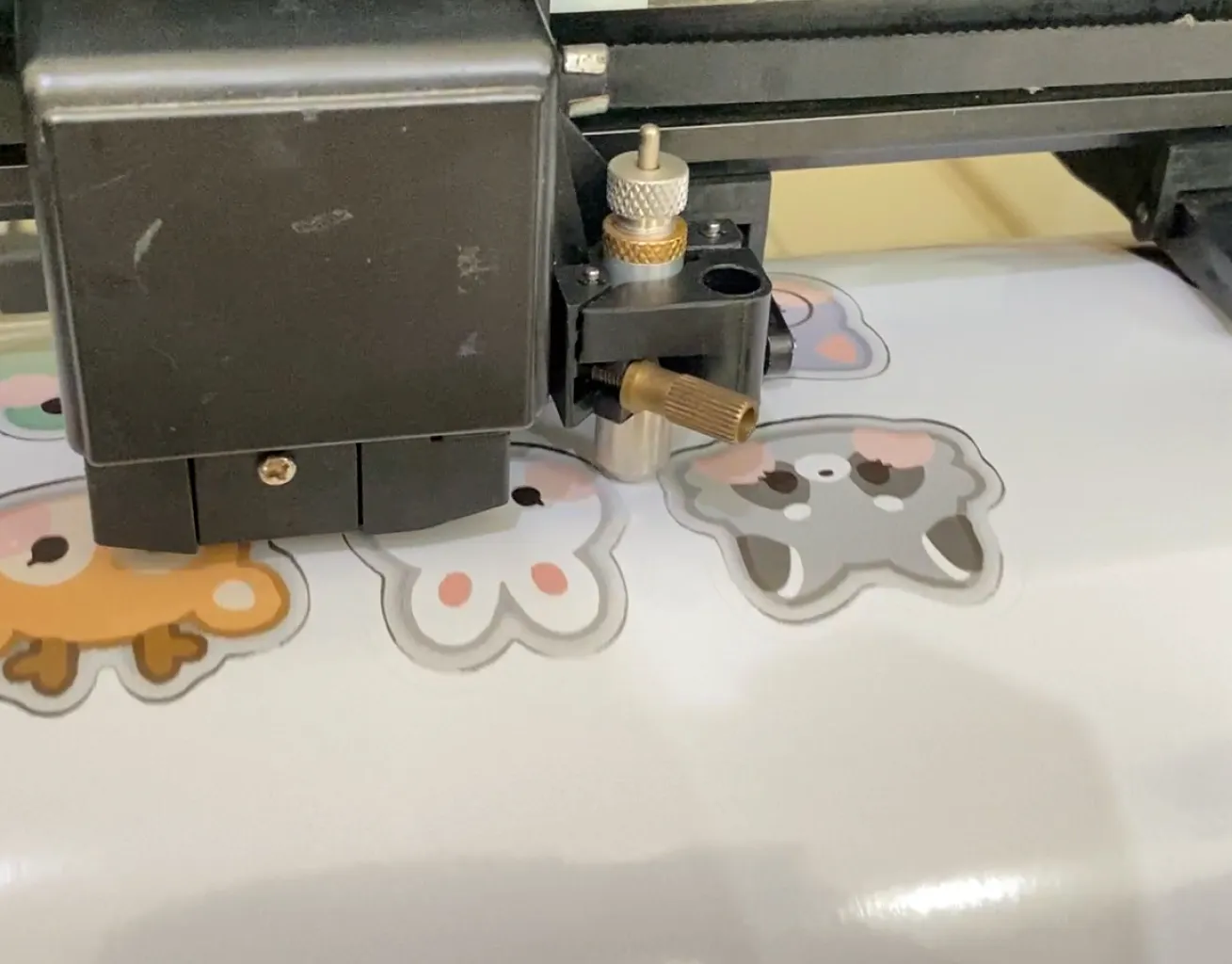 Ilustrasi Mesin Cutting Sticker Sedang Memotong Sticker Menggunakan Bahan Yang Sesuai.