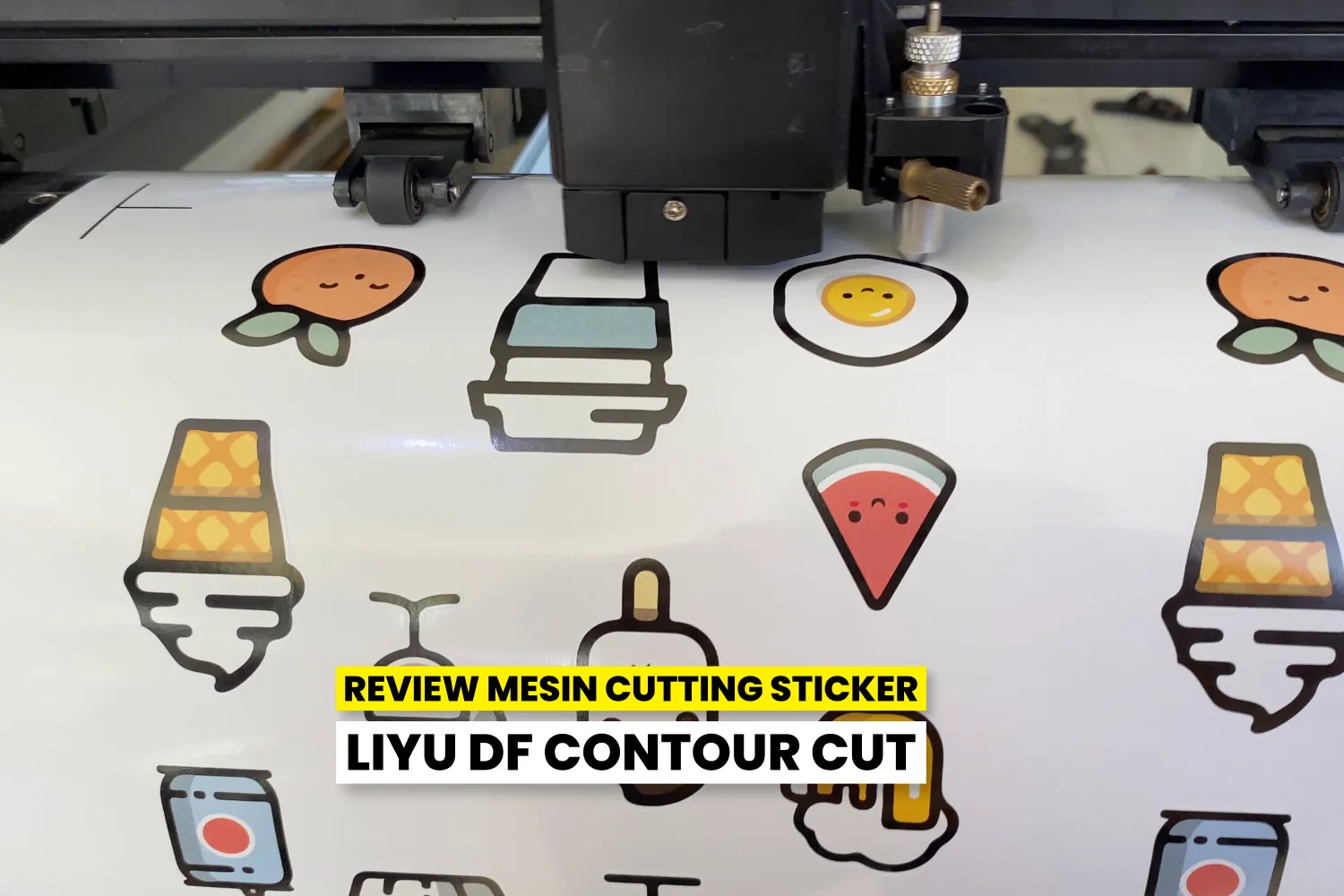 Mesin Cutting Sticker Liyu Df Contour Cut Sedang Memotong Stiker Dengan Presisi Tinggi.