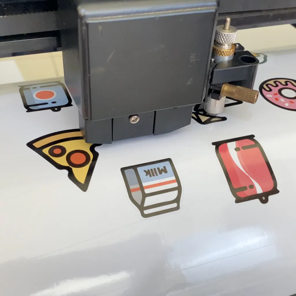 Mesin Cutting Stiker Laysander Untuk Produksi Stiker Dengan Tepi Bersih Dan Presisi Tinggi.