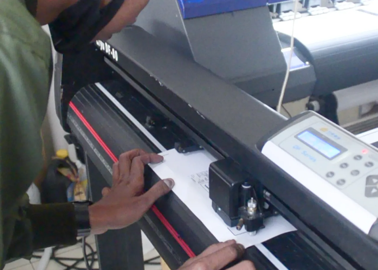 Langkah Memasang Bahan Pada Mesin Cutting Sticker Untuk Pemotongan Yang Akurat.