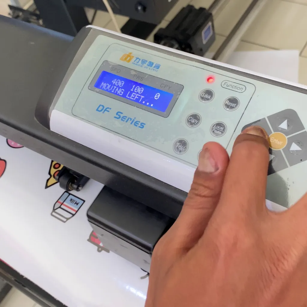 Cara Mengatur Tekanan Potong Pada Mesin Cutting Sticker Untuk Hasil Pemotongan Yang Sempurna.