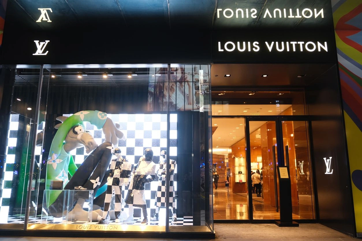 Etalase Louis Vuitton Dengan Branding Yang Kuat Dan Desain Unik Sebagai Inspirasi.