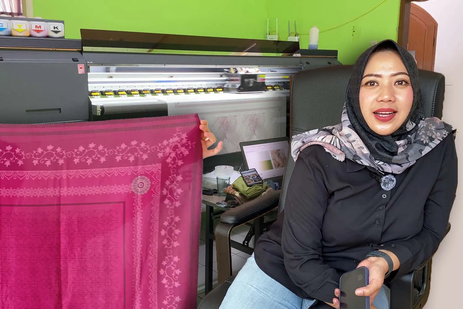Bu Rusmini Menceritakan Kisah Suksesnya Dalam Bisnis Hijab Printing Dan Contoh Produk Yang Dihasilkan.