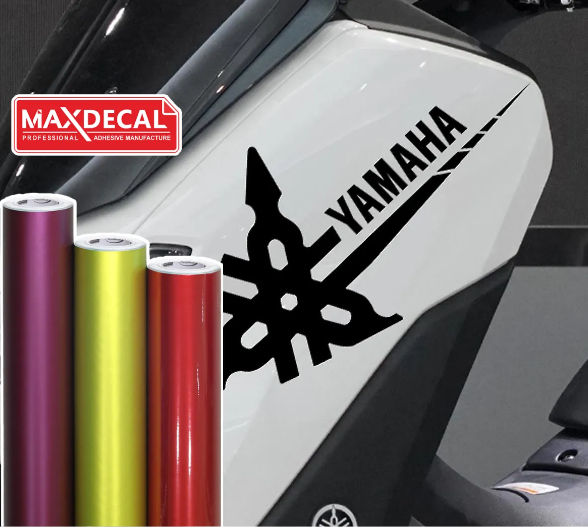Decal Merek Yamaha Terpasang Pada Motor Dengan Roll Vinyl Max Decal Warna-Warni Di Sampingnya.