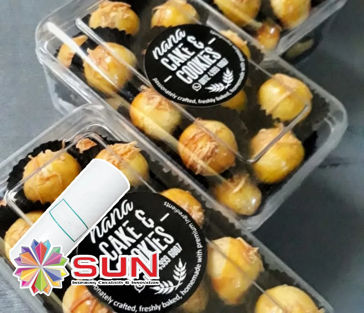 Kemasan Makanan Dengan Stiker Vinyl Sun Menampilkan Logo 'Nana Cake &Amp; Cookies' Yang Jelas Dan Menarik.