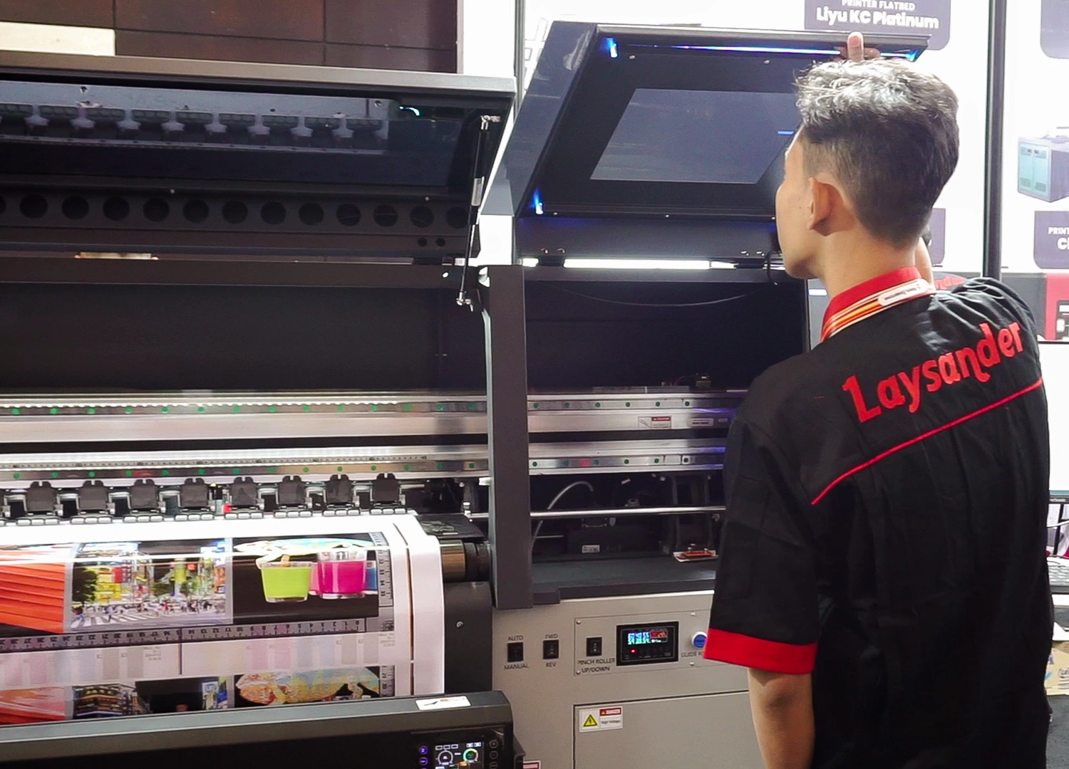 Operator Sedang Mengoperasikan Printer Liyu Xline Km.