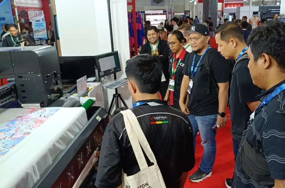 Pengunjung Melihat Langsung Mesin Digital Printing Tekstil Di Pameran Indo Intertex 2026