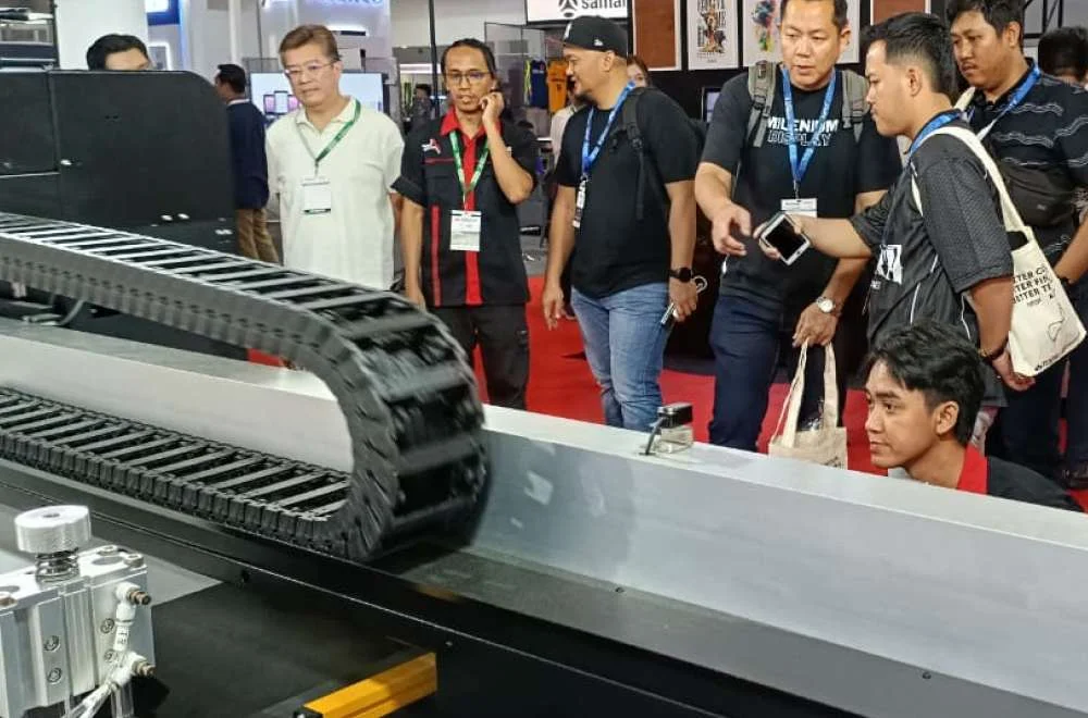 Pengunjung Berdiskusi Dan Melihat Mesin Tekstil Di Indo Intertex 2026 Untuk Peluang Ekspor Dan Kerja Sama Global