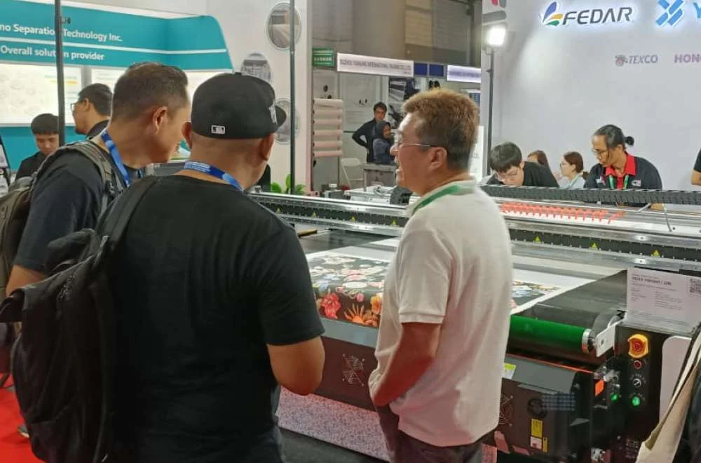 Pengunjung Melihat Mesin Printing Tekstil Di Indo Intertex 2026 Sebagai Peluang Investasi Bisnis Dengan Promo Eksklusif