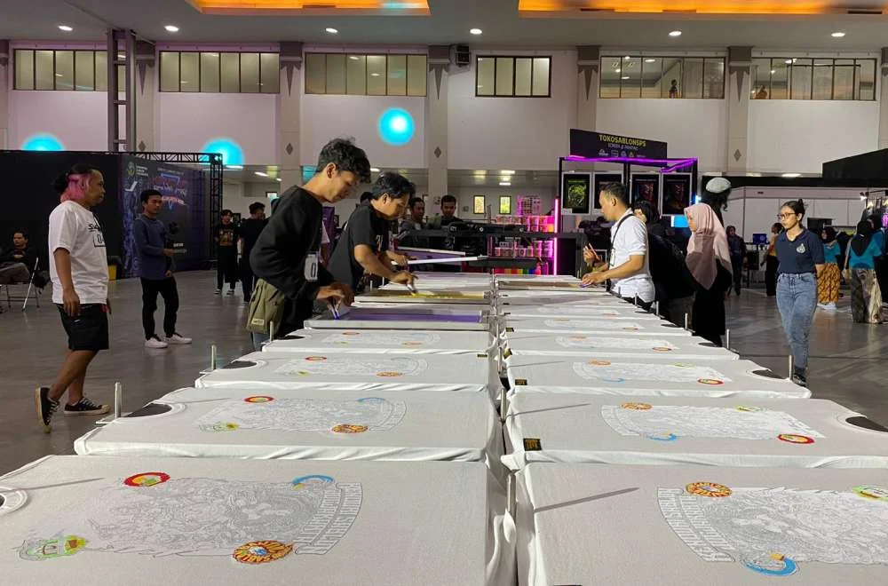 Area Pameran Kenduri Sablon Jogja 2026 Dengan Deretan Kaos Cetak Dan Pengunjung Yang Melihat Proses Sablon Langsung.