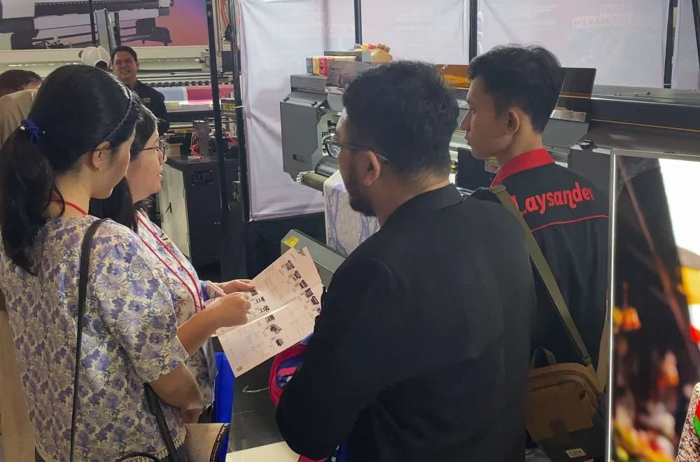 Pengunjung Melihat Demo Live Mesin Printing Bersama Tim Laysander Di Booth Kenduri Sablon Jogja 2026.