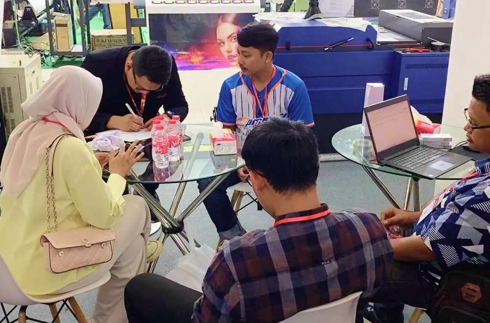 Pengunjung Berdiskusi Dengan Tim Laysander Di Booth Pameran Untuk Mendapatkan Promo Special Price Mesin Printing.