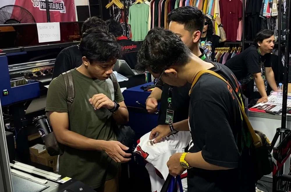 Pengunjung Dan Pelaku Usaha Berdiskusi Mengenai Hasil Produksi Apparel Dan Sablon Di Area Pameran Kenduri Sablon Jogja #3.