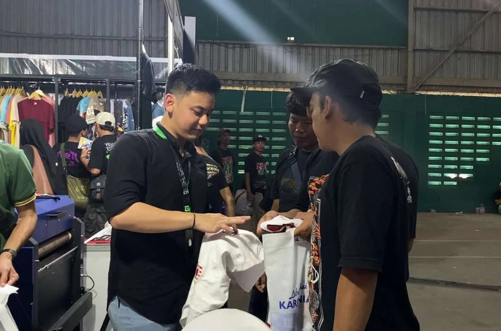 Tim Laysander Berdiskusi Dengan Pengunjung Mengenai Kebutuhan Produksi Dan Solusi Mesin Untuk Meningkatkan Kapasitas Serta Keuntungan Bisnis.