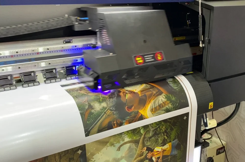 Printer Uv Roll-To-Roll Mencetak Media Beresolusi Tinggi Saat Demonstrasi Di Booth Laysander Surabaya Printing Expo 2026.