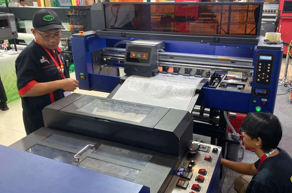 Proses Demo Mesin Digital Printing Tekstil Di Iape Bandung 2026 Sebagai Bagian Dari Ekosistem Produksi Pakaian Modern.
