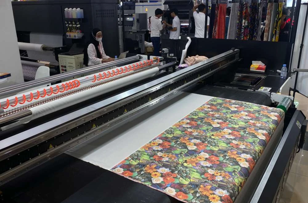 Mesin Printing Tekstil Laysander Mencetak Kain Bermotif Bunga Di Iape Bandung 2026 Untuk Kebutuhan Produksi Tekstil.