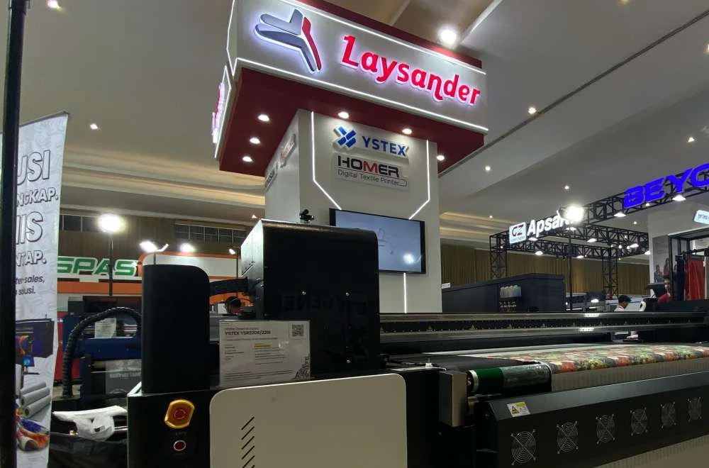 Suasana Booth Laysander Di Iape Bandung 2026 Hari Pertama Dengan Mesin Digital Printing Tekstil Yang Dipamerkan.