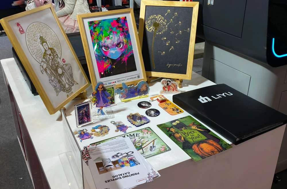 Beragam Hasil Cetak Digital Kreatif Yang Dipamerkan Di Pameran All Print Indonesia 2026.