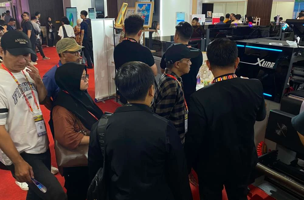 Pengunjung Melihat Teknologi Mesin Digital Printing Sebagai Peluang Bisnis Percetakan Modern Di Pameran All Print Indonesia 2026.
