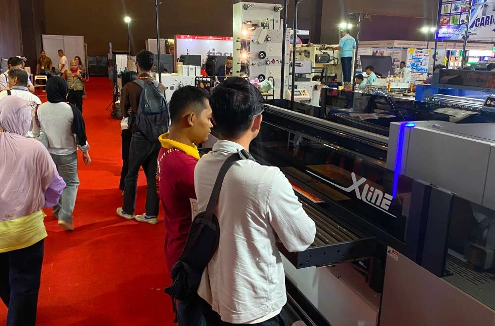 Pengunjung Melihat Mesin Printing Laysander Untuk Menemukan Solusi Bisnis Percetakan Di Pameran All Print Indonesia 2026.